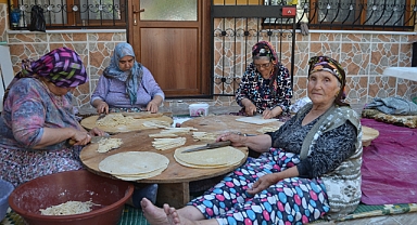Sındırgı’da Kadınlar Kışlık Yiyeceklerini Hazırlıyor