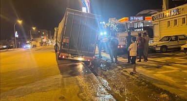 Su yüklü tır yarılan asfalta düştü