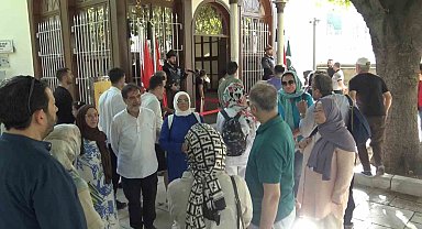 Sultan 2. Mahmut Han'ın torunu Bursa'da ecdadının kabri başında dua etti