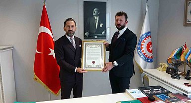 Sultanbeyli'de işletme sahibi, kafede unutulan para dolu cüzdanı derneğe iade etti