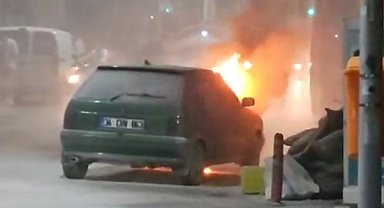 Sultangazi'de alev alev yanan otomobil vatandaşlar tarafından söndürüldü