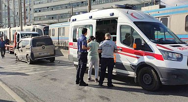 Sultangazi'de kontrolden çıkan araç tramvay hattının demir korkuluklarını yıktı