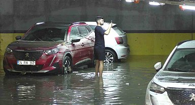 Sultangazi'de otoparkı su bastı: Araçlar kullanılmaz hale geldi