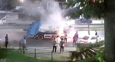 Sultangazi'de seyir halindeki çöp kamyonu alev alev yandı