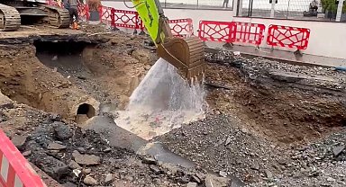 Susuz günlerin kapıda olduğu İstanbul'da patlayan su borusuna ilginç çözüm