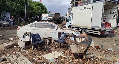 Suya gömülen MASKO Mobilyacılar Sitesi'nde temizlik çalışmaları sürüyor