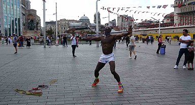 Taksim'de gösteri yapan Kamerunlu jimnastikçiye yoğun ilgi