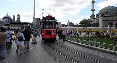 Taksim'in simgesi nostaljik tramvaylarda şarkılarla zaman yolculuğu