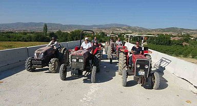 Tehlikeli geçidi kullanmak istemeyen üreticiler, yolu kapatarak tepki gösterdi