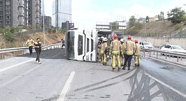 TEM Otoyolu'nda sapağı kaçıran hafriyat kamyonu devrildi: 1 yaralı