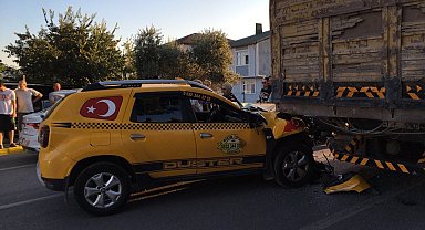 Ticari taksi kamyona arkadan çarptı: 1 yaralı