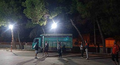 Topu almak isterken ağaçta mahsur kaldı