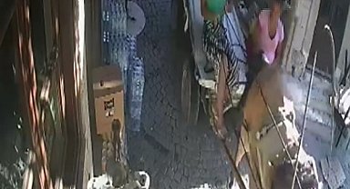 Turizm merkezi Alaçatı'da at arabasıyla hırsızlık kameraya yansıdı