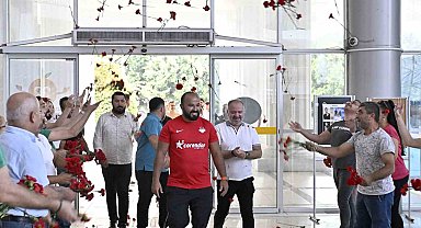 Türkiye Yağlı Güreş Ligi'nin ilk şampiyonu Orhan Okulu'ya coşkulu kutlama