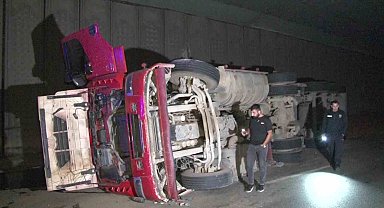 Tuzla'da alkollü sürücünün kullandığı hafriyat kamyonu devrildi: 1 yaralı