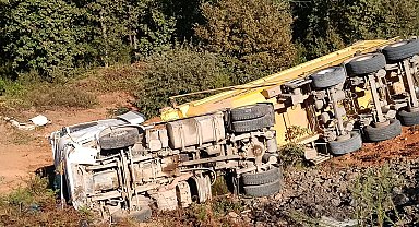 Tuzla'da hafriyat kamyonu devrildi: 1 ölü