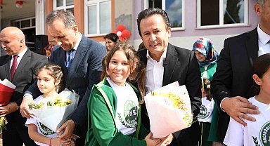 Tuzla'da öğrenciler ilk derste defterlerini ve kitaplarını sıralarında buldu