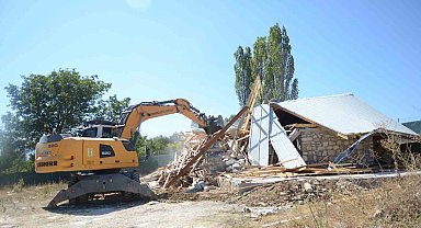 Uludağ'da kaçak villa inşaatı yerle bir edildi