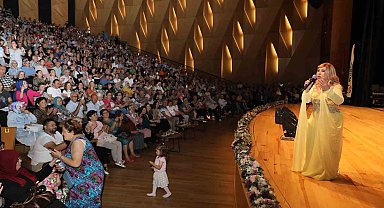 Usta sanatçı Bedia Akartürk sevenleri ile buluştu