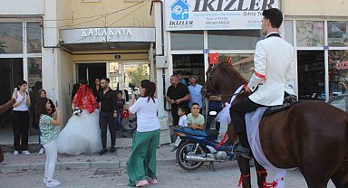 Vinçle evlilik teklif etti, gelin almaya at üstünde geldi
