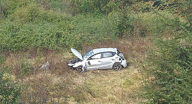 Yeşillik alana uçan otomobil defalarca takla attı