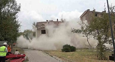Yıkılan 5 katlı binanın içinden "Deprem Yatak" sağlam çıktı