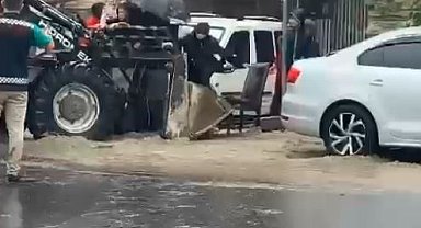 Zeytinburnu'nda su birikintisinde kalan vatandaşlar iş makinasıyla çıkarıldı