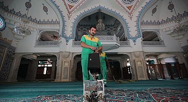 Zeytinburnu'ndaki tüm camiler Mevlit Kandili'nde gül suyu ile yıkandı