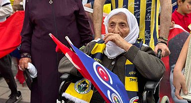 100 yaşındaki Fenerbahçe taraftarı Remziye nine Cumhuriyet Yürüyüşü'ne katıldı