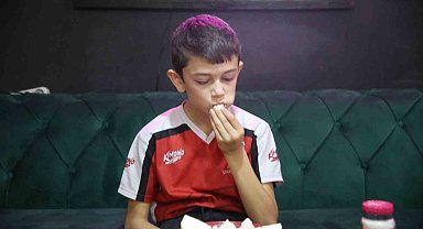 12 yaşındaki Eymen'i görenler şaşkına dönüyor: Okula giderken bile sarımsak yiyor