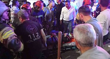 Ağaca çarpan minibüs devrildi: 1'i ağır 3 yaralı