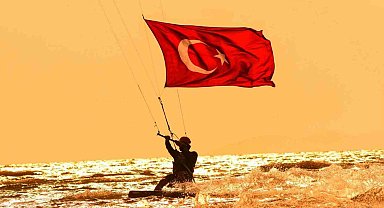 Akyaka'da Azmak tekne turunda 29 Ekim kutlaması