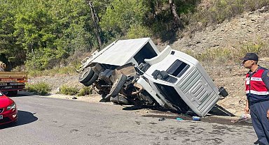 Alanya'da çöp kamyonu devrildi 1 işçi hayatını kaybetti