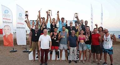 Antalya'da, Cumhuriyet'in 100. yıl coşkusu plaj voleybolu turnuvasıyla başladı