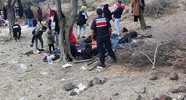 Ayvacık'ta 27 kaçak göçmen ile 4 organizatör yakalandı