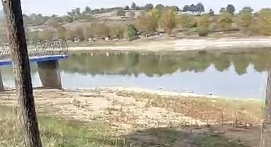 Balık yakalamak isterken gölete düşen çocukları babaları kurtardı