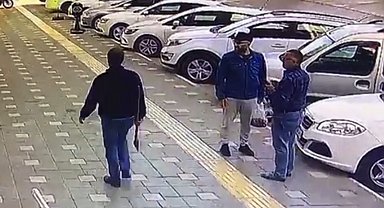Baltayla park halindeki araçlara saldırdı