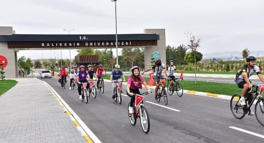 BAÜN'lü Gençler Bayraklar İle 100. Yıl İçin Bisiklet Sürdü