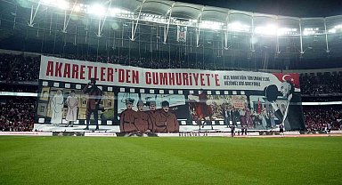 Beşiktaş tribünlerinden, Cumhuriyet'in 100. yılına özel koreografi