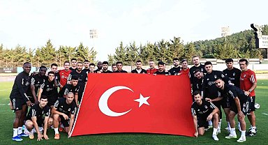 Beşiktaşlı futbolculardan Cumhuriyet'in 100. yılı kutlaması