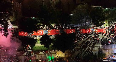 Bodrum'da insanlar sokaklara sığmadı, meydanlarda adım atacak yer kalmadı