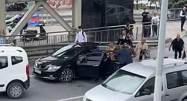 Boşanma aşamasındaki eşinin ailesiyle mahkeme çıkışı kavga etti