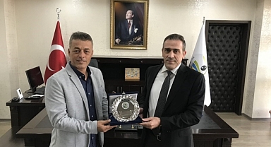 Burhaniye’de Kaymakam Emekli Komutana Plaket Verdi