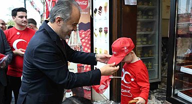 Bursa kırmızı-beyaza büründü