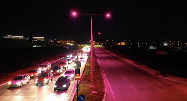 Bursa'da sokak lambaları pembe yandı