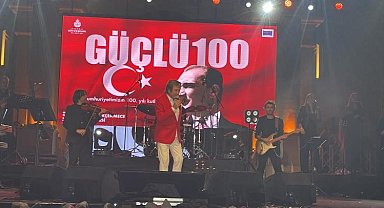 Büyükçekmece'de vatandaşlar ellerinde bayraklarla yürüyüş yaptı
