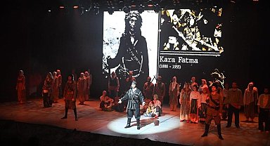 Çanakkale'de 'Zafere Doğru Cumhuriyet Doğuyor' gösterisi sahnelendi