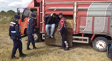 Çanakkale'de saman balyaları arasına gizlenmiş 27 kaçak göçmen yakalandı