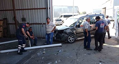 Çarpışan araçlardan biri iş yerine daldı: 2 yaralı