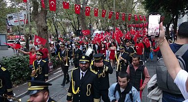 Cumhuriyet'in 100. yıl dönümünde fener alayında buluştular